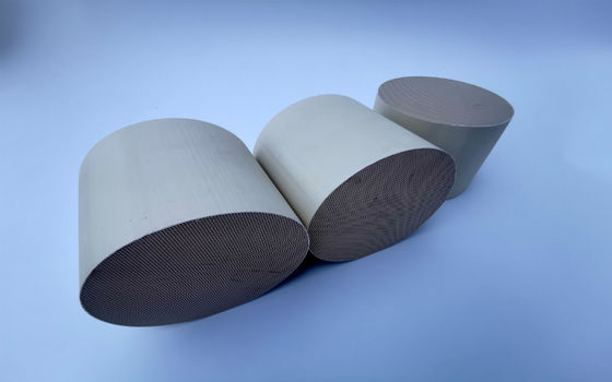ऑटो निकास प्रणाली के लिए Cordierite Scr Extruder Honeycomb उत्प्रेरक विनिर्माण 750 CPSI