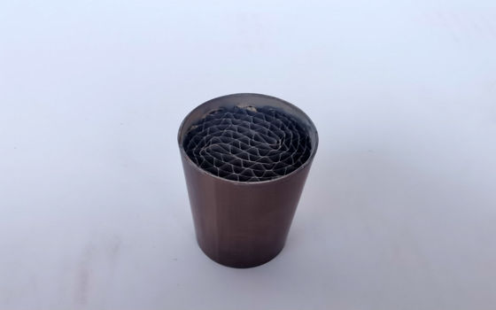 डीजल ट्रक ऑटो उत्प्रेरक थ्री कोर के लिए मेटल हनीकॉम्ब कैटेलिस्ट स्क्रू ओजोन रिमूवल