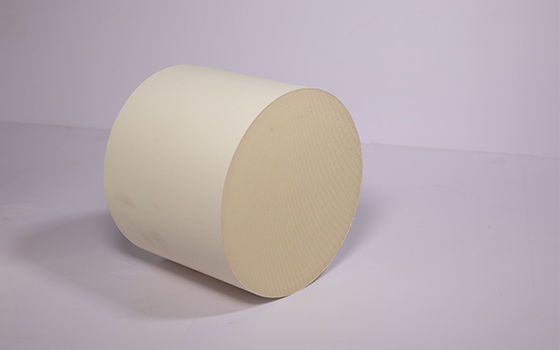 छोटा छिद्र व्यास एससीआर उत्प्रेरक उच्च मात्रा अनुकूलित चयनात्मक उत्प्रेरक कटौती